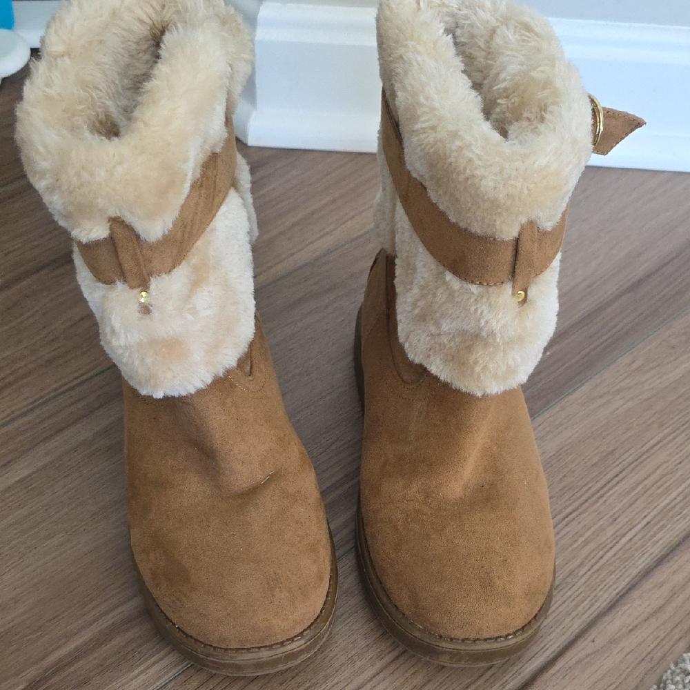 GUESS Cozy Tan and Cream Fur-Lined Boots